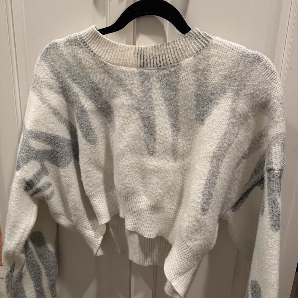 Blue Blush white/gray sweater